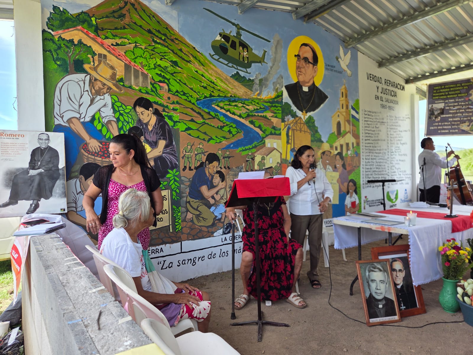 Participantes en la conmemoracion del Llano de la Raya