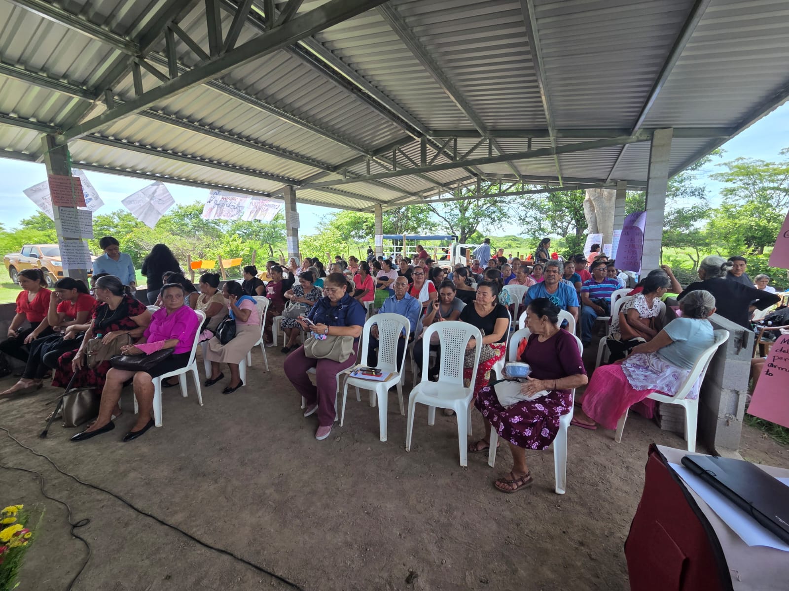 Comunidad reunida durante la conmemoracion